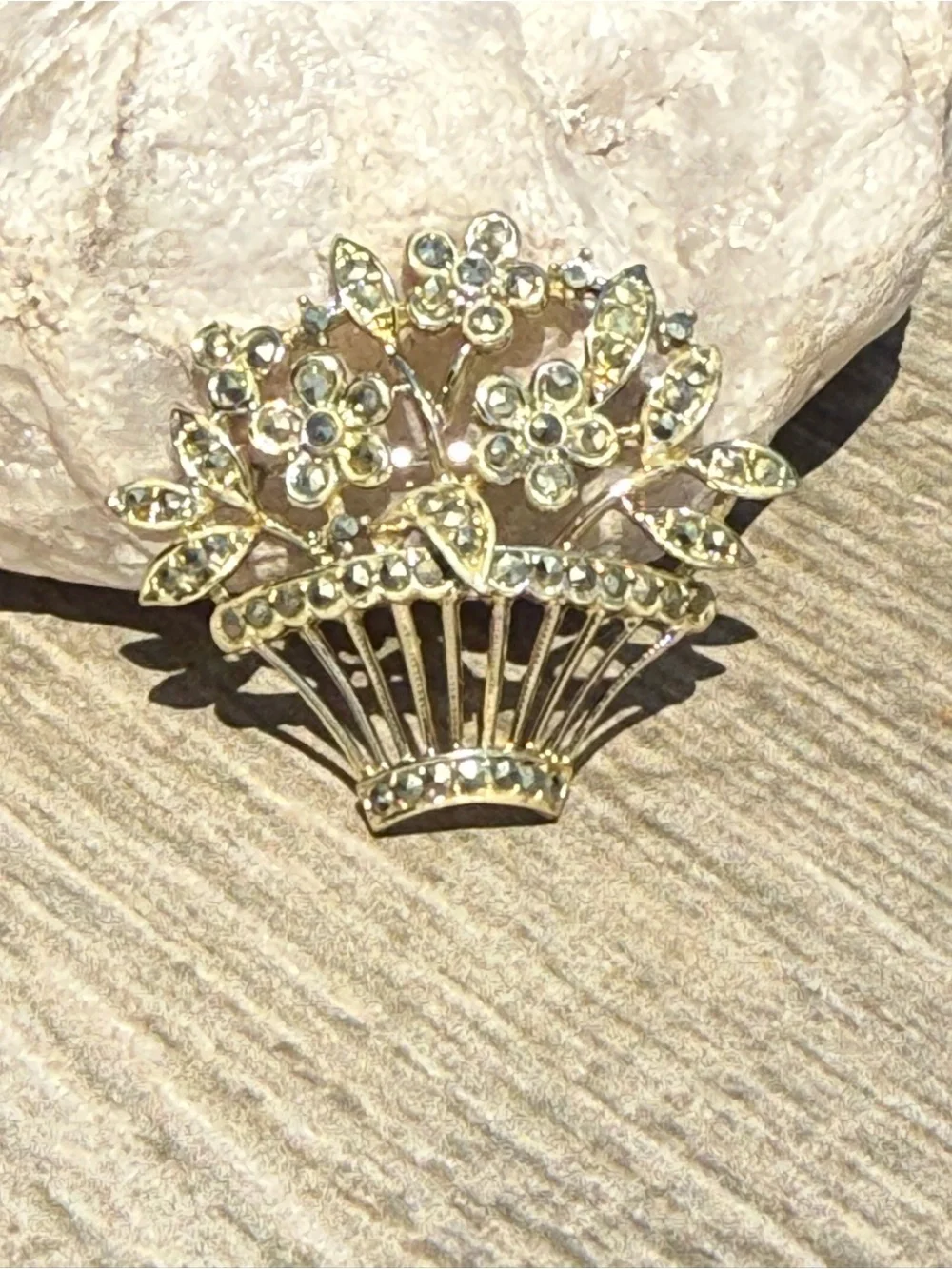 Vintage Gold Tone Flowers Bouquet Basket Brooch Broche Pin Brouch Crystals. X100